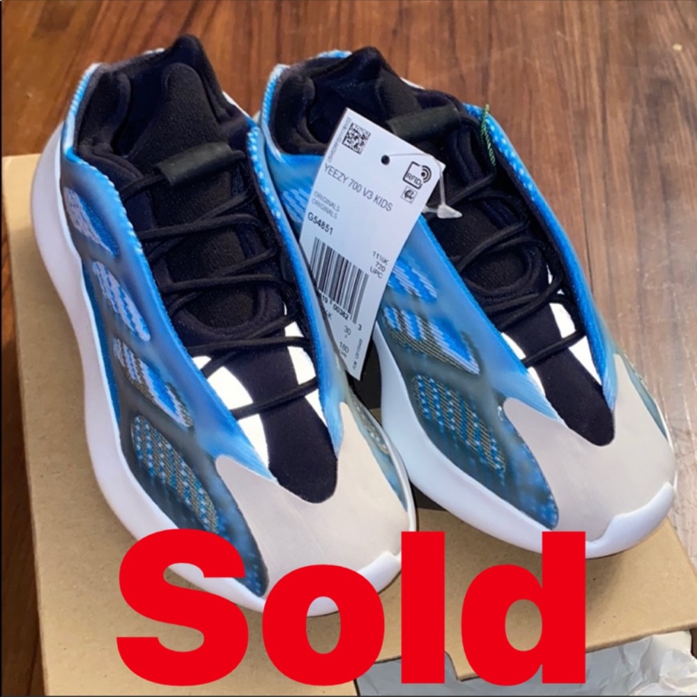 NEW AUTHENTIC YEEZY 700 V3 KIDS AZARETH
